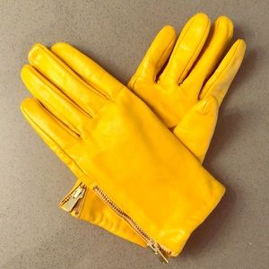 Mustard leather gloves Chic!!!